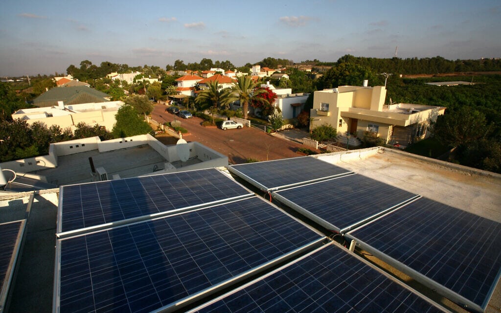 פאנלים סולאריים על גג בית פרטי בישראל, 13 באוגוסט 2009 (צילום: חן לאופולד/פלאש90)