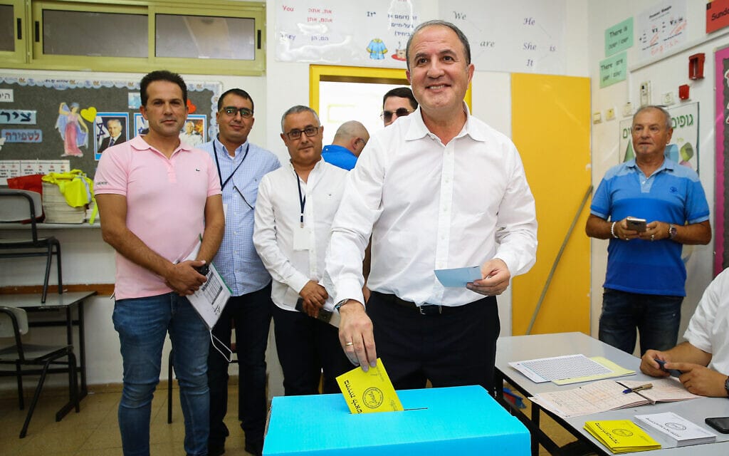 ראש עיריית אשדוד יחיאל לסרי מצביע בבחירות המקומיות ב־2018 (צילום: פלאש90)