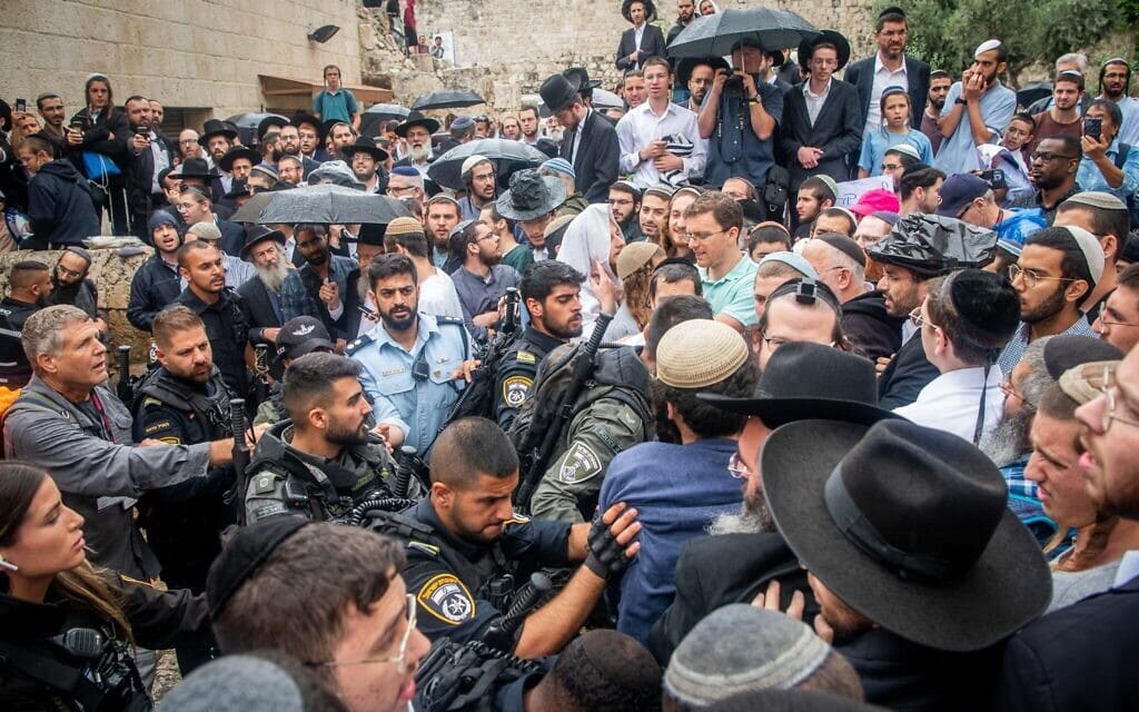 פעילים יהודים מתעמתים עם המשטרה במהלך מחאה נגד כנס נוצרי מחוץ למרכז דוידסון בירושלים, 28 במאי 2023 (צילום: אריה לייב אברמס/פלאש90)
