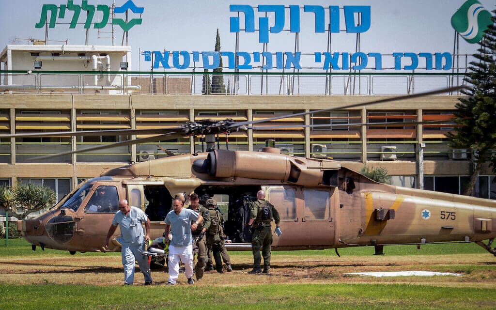 אילוסטרציה: פצועים מגיעים למרכז הרפואי סורוקה בבאר שבע, 24 באוגוסט 2023 (צילום: פלאש90) אילוסטרציה: פצועים מגיעים למרכז הרפואי סורוקה בבאר שבע, 24 באוגוסט 2023 (צילום: פלאש90)