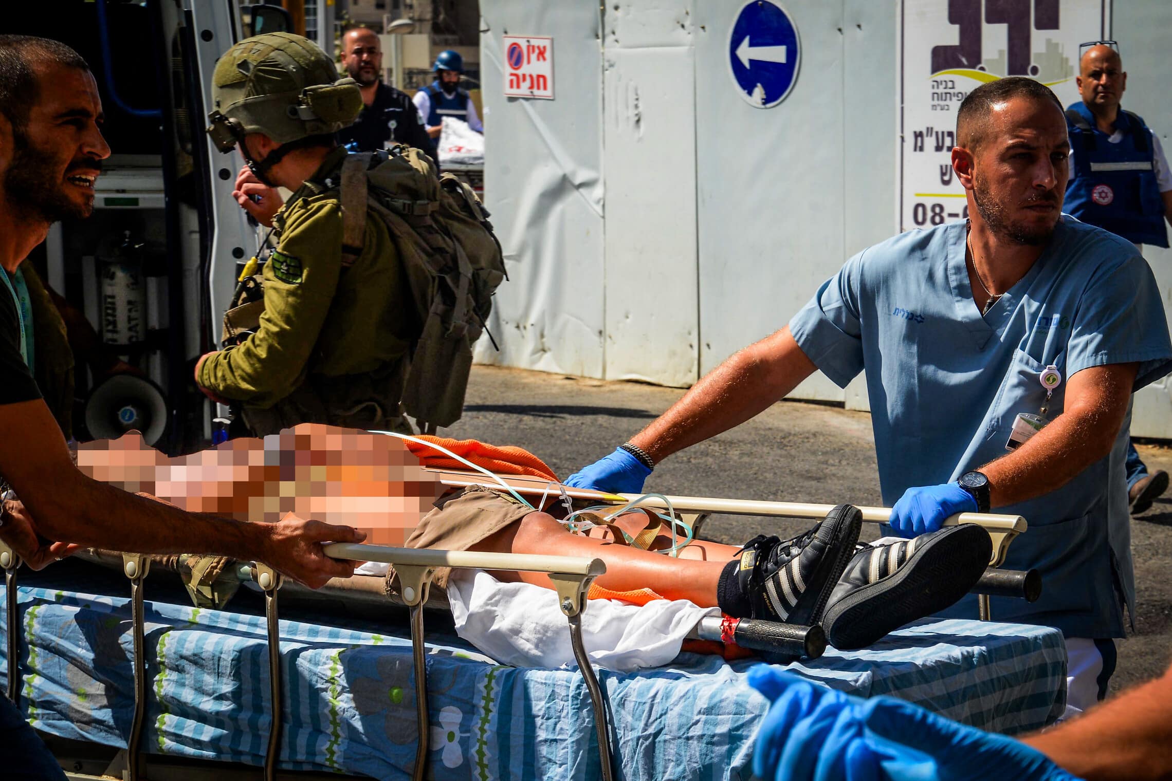 ישראלים פצועים מגיעים למרכז הרפואי סורוקה בבאר שבע, 7 באוקטובר 2023 (צילום: דודו גרינשפן/פלאש90)