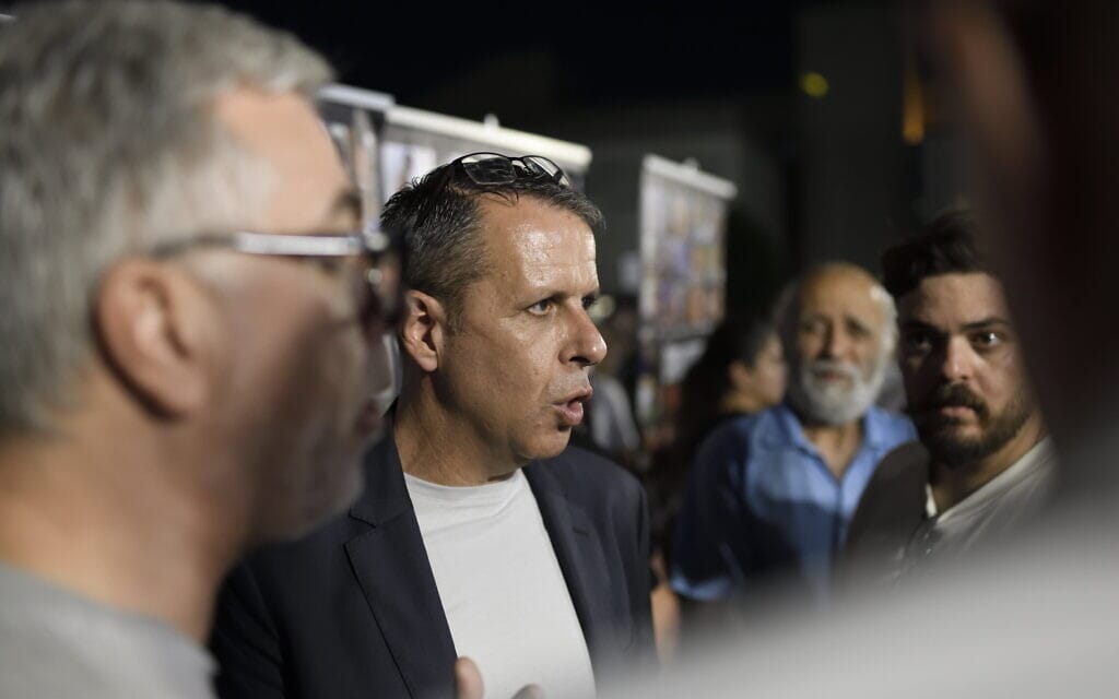 רונן צור, מנהל מטה משפחות החטופים והנעדרים, בכיכר החטופים ברחבת מוזאון ישראל בתל אביב, 28 באוקטובר 2023 (צילום: גילי יערי/פלאש90)