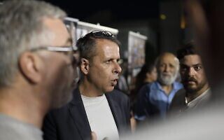 רונן צור בכיכר החטופים ברחבת מוזאון ישראל בתל אביב, 28 באוקטובר 2023 (צילום: גילי יערי/פלאש90)