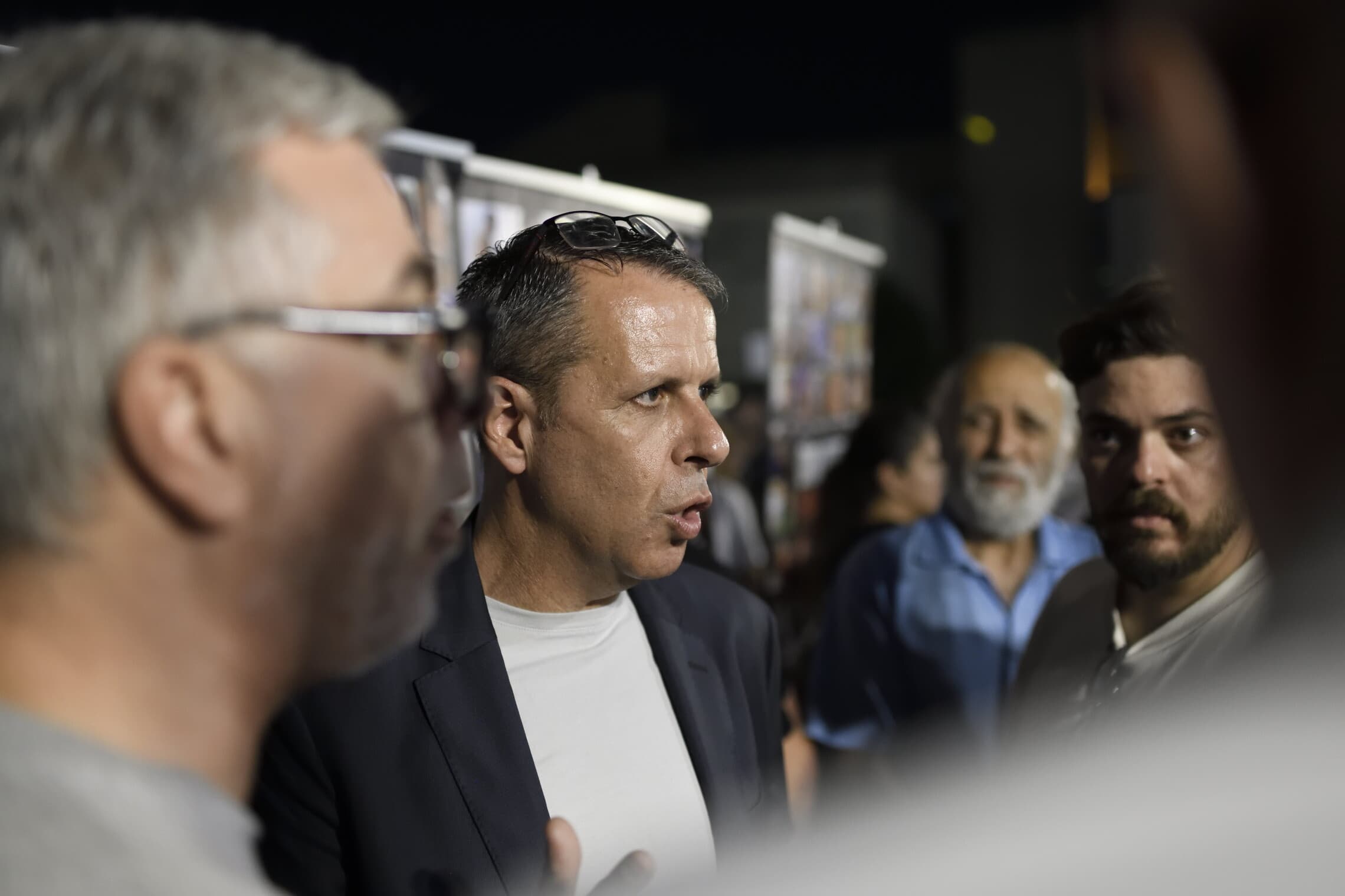 רונן צור, מנהל מטה משפחות החטופים והנעדרים, בכיכר החטופים ברחבת מוזאון ישראל בתל אביב, 28 באוקטובר 2023 (צילום: גילי יערי/פלאש90)