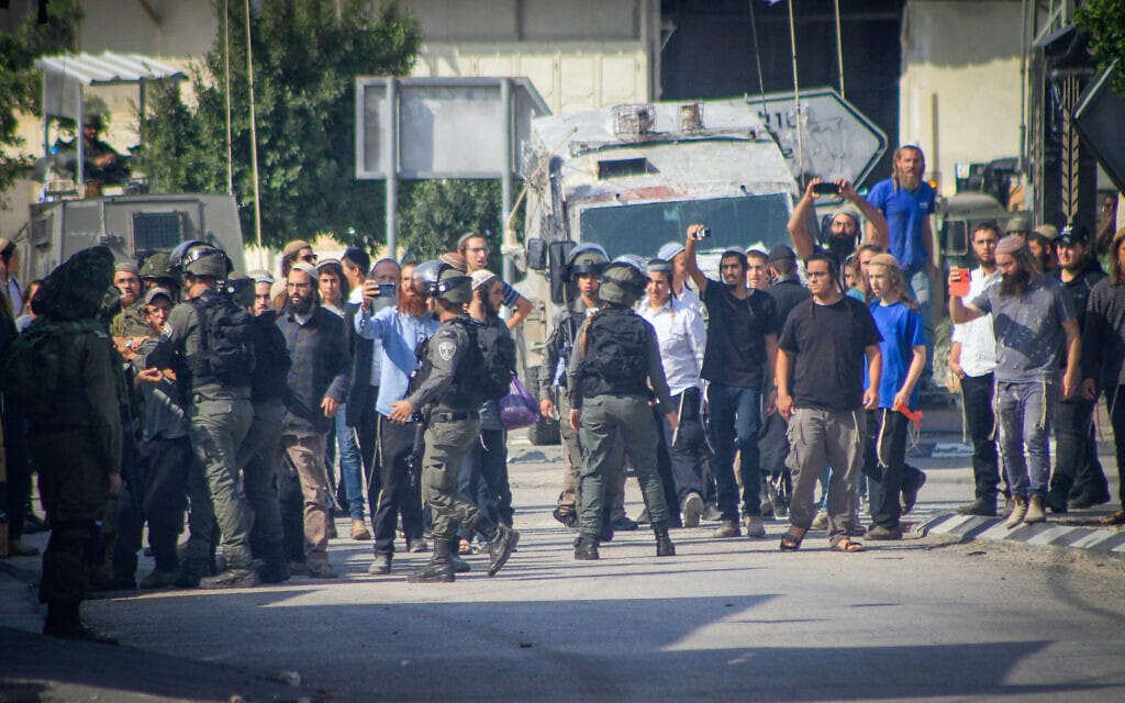 חיילים ישראלים מאבטחים הפגנה של מתנחלים ליד הכפר דיר שרף שבאזור שכם, 2 בנובמבר 2023 (צילום: נאסר אישתייה/פלאש90)