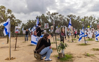 אנשים מבקרים במיצב לזכר הנרצחים בפסטיבל נובה ברעים, 14 בינואר 2024 (צילום: חיים גולדברג/פלאש90) אנשים מבקרים במיצב לזכר הנרצחים בפסטיבל נובה ברעים, 14 בינואר 2024 (צילום: חיים גולדברג/פלאש90)
