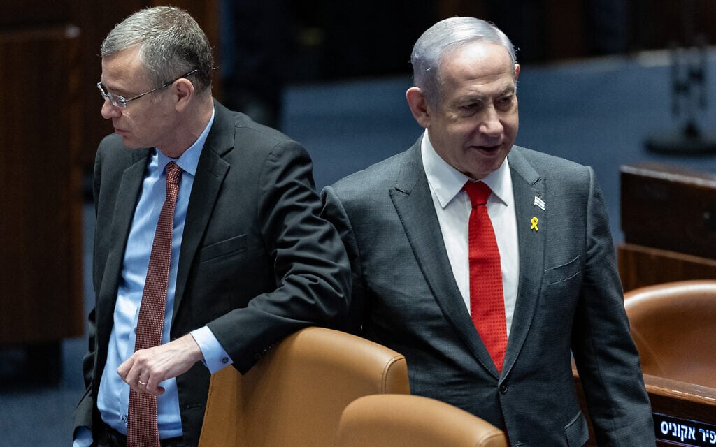 ראש הממשלה בנימין נתניהו ושר המשפטים יריב לוין במליאת הכנסת, 24 בינואר 2024 (צילום: יונתן זינדל/פלאש90)