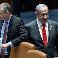 ראש הממשלה בנימין נתניהו ושר המשפטים יריב לוין במליאת הכנסת, 24 בינואר 2024 (צילום: יונתן זינדל/פלאש90)
