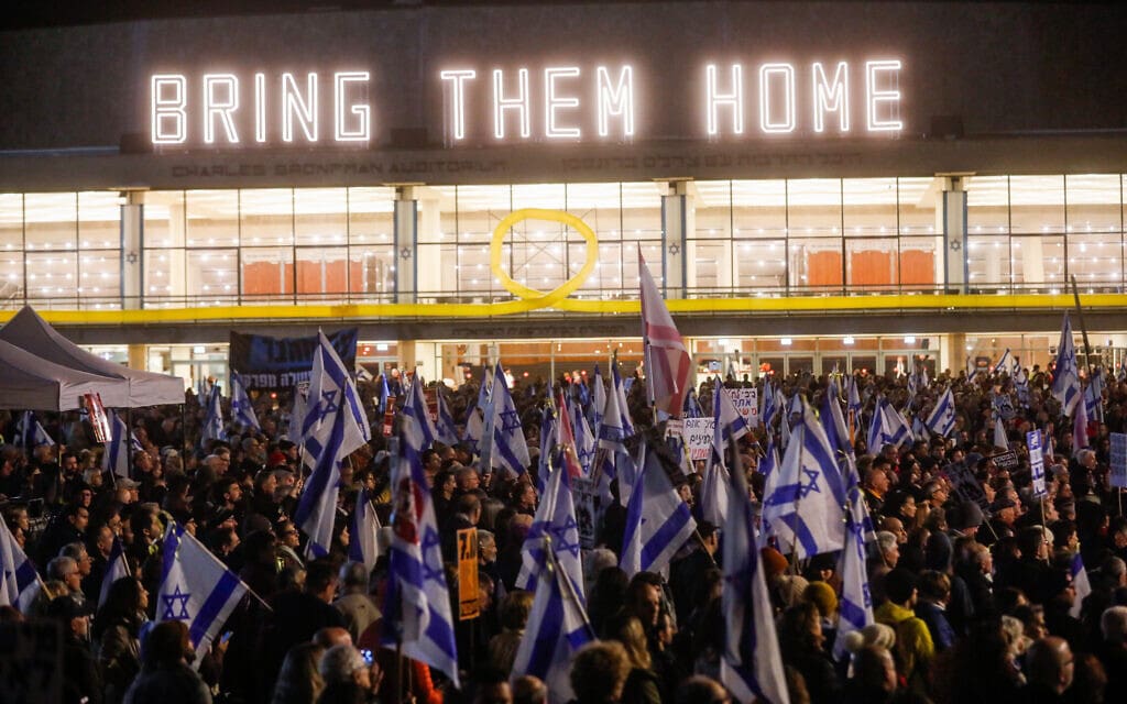 מפגינים בתל אביב מוחים נגד ראש הממשלה בנימין נתניהו וקוראים להקדים את הבחירות לכנסת, 3 בפברואר 2024 (צילום: מרים אלסטר/פלאש90)