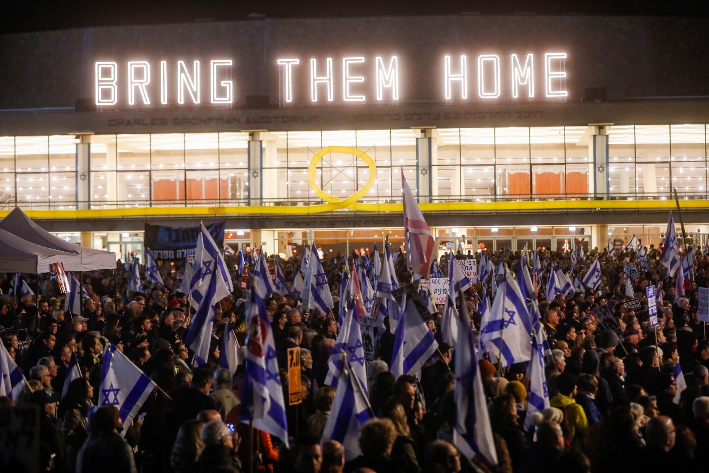מפגינים בתל אביב מוחים נגד ראש הממשלה בנימין נתניהו וקוראים להקדים את הבחירות לכנסת, 3 בפברואר 2024 (צילום: מרים אלסטר/פלאש90)