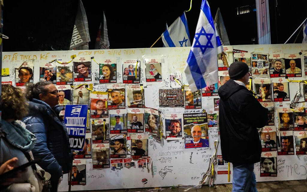 תמונותיהם של החטופים המוחזקים ברצועת עזה תלויות במרכז תל אביב, 3 בפברואר 2024 (צילום: מרים אלסטר/פלאש90)