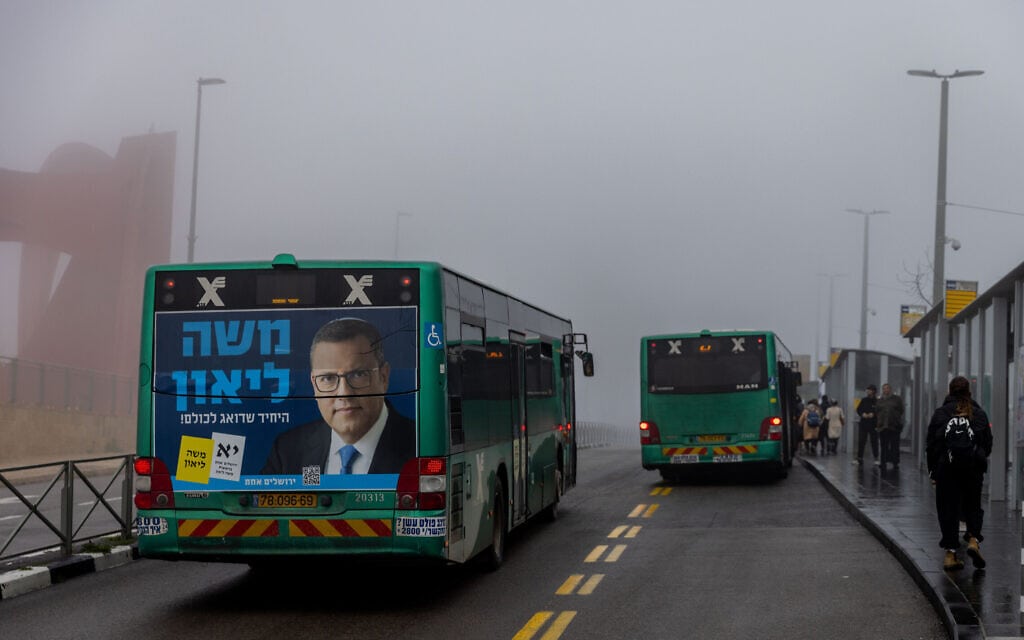 קמפיין בחירות של משה ליאון לראשות עיריית ירושלים, פברואר 2024 (צילום: חיים גולדברג/פלאש90)