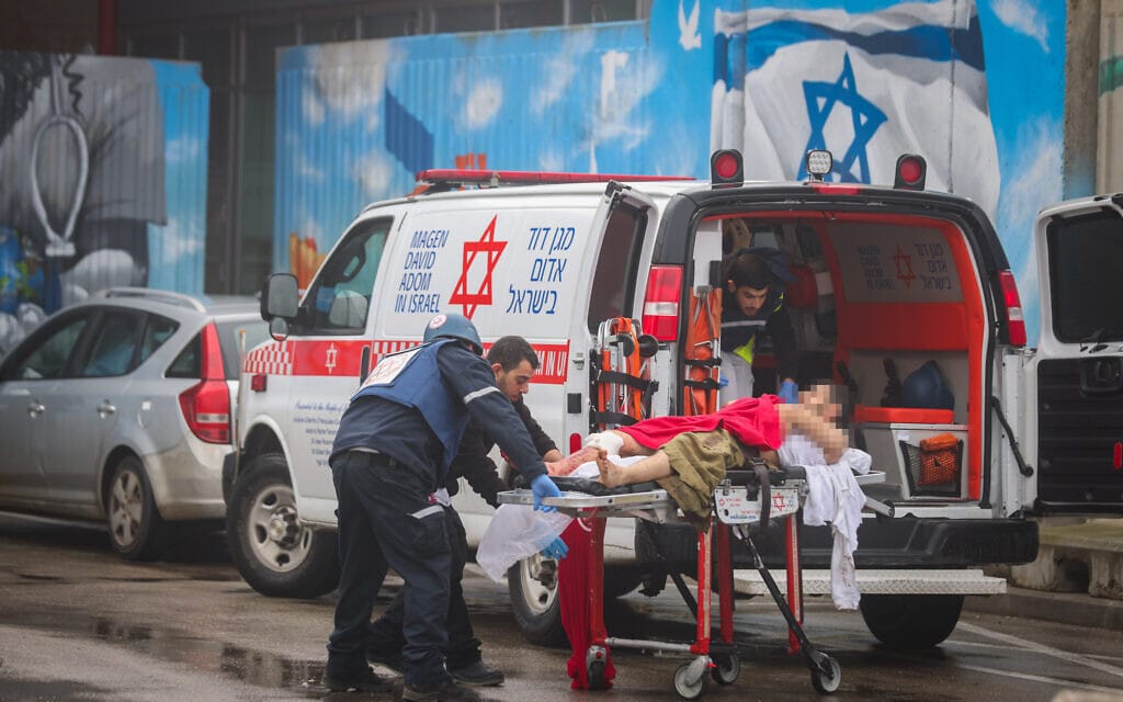 פצוע ממטח הרקטות מגיע לבית החולים זיו בצפת. 14 בפברואר 2024 (צילום: דוד כהן/פלאש90)