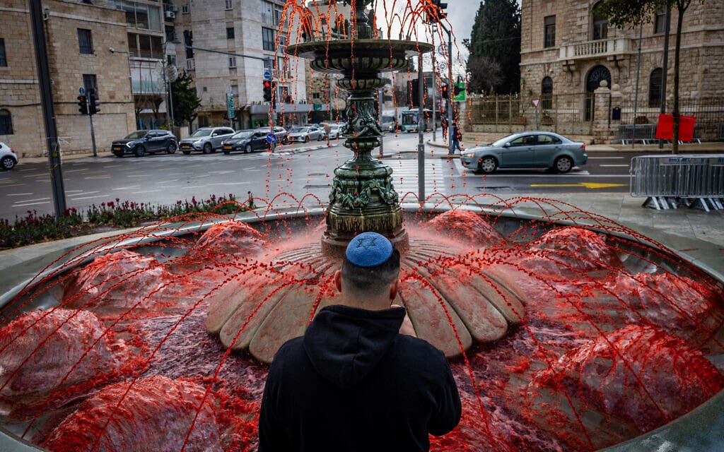 ״יותר מדי דם נשפך״: מי המזרקה בכיכר פריז בירושלים נצבעו אדום בקריאה לעסקת חטופים, 18 בפברואר 2024 (צילום: יונתן סינדל/פלאש90) ״יותר מדי דם נשפך״: מי המזרקה בכיכר פריז בירושלים נצבעו אדום בקריאה לעסקת חטופים, 18 בפברואר 2024 (צילום: יונתן סינדל/פלאש90)