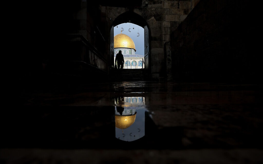 מתפללים מוסלמים מבקרים במתחם מסגד אל־אקצא בעיר העתיקה בירושלים, 19 בפברואר 2024 (צילום: ג'מאל עוואד/פלאש90)