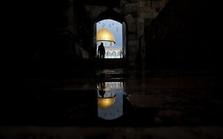 מתפללים מוסלמים מבקרים במתחם מסגד אל־אקצא בעיר העתיקה בירושלים, 19 בפברואר 2024 (צילום: ג'מאל עוואד/פלאש90)