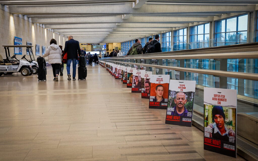 תמונות החטופים והשבויים בעזה בנמל התעופה בן גוריון. 19 בפברואר 2024 (צילום: נתי שוחט/פלאש90)