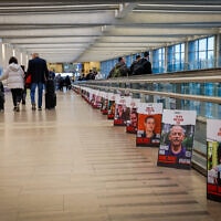 תמונות החטופים והשבויים בעזה בנמל התעופה בן גוריון. 19 בפברואר 2024 (צילום: נתי שוחט/פלאש90)