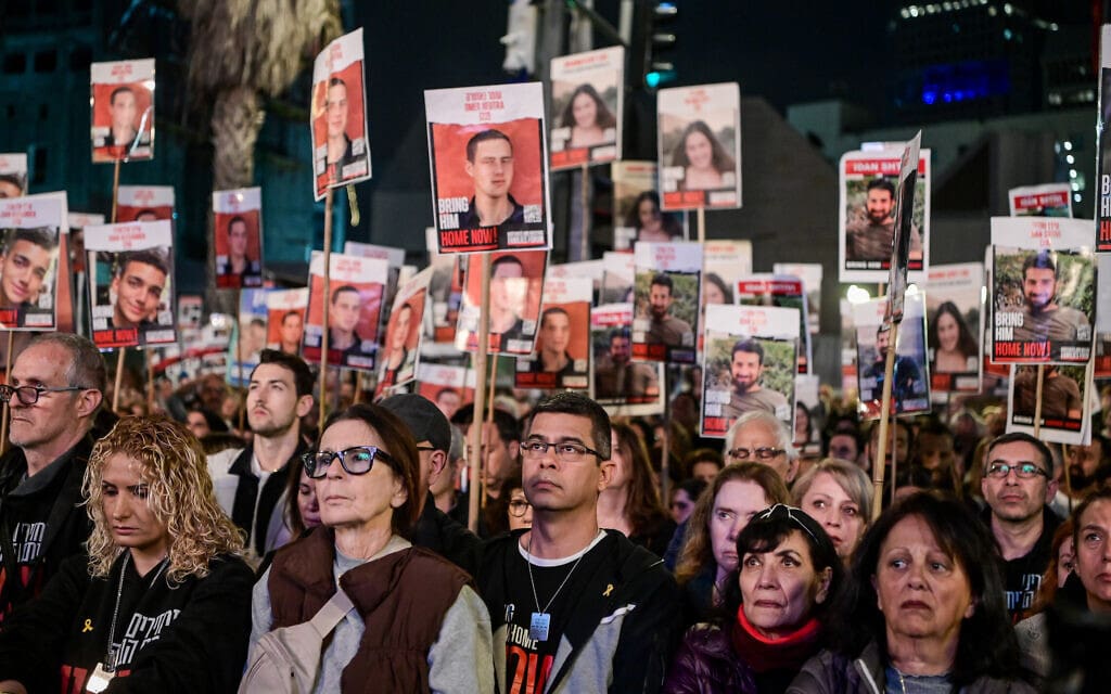 משפחות החטופים מפגינות בתל אביב, 24 בפברואר 2024 (צילום: אבשלום ששוני/פלאש90)
