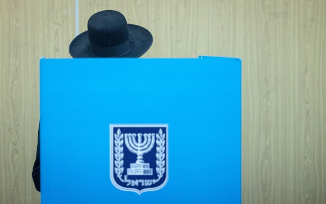 מצביע בקלפי בבני ברק בבחירות לרשויות המקומיות, 27 בפברואר 2024 (צילום: חיים גולדברג/פלאש90) מצביע בקלפי בבני ברק בבחירות לרשויות המקומיות, 27 בפברואר 2024 (צילום: חיים גולדברג/פלאש90)