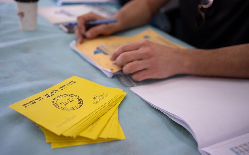 מעטפות הצבעה בבחירות המקומיות בקלפי במושב חניאל, 27 בפברואר 2024 (צילום: חן לאופולד/פלאש90)