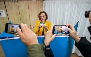 עינת קליש רותם מצביעה בקלפי בחיפה בבחירות לרשויות המקומיות, 27 בפברואר 2024 (צילום: פלאש90)