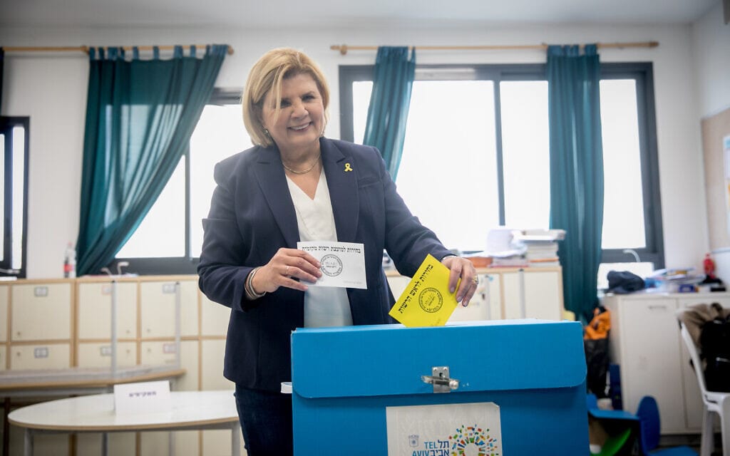 אורנה ברביבאי, המתמודדת לראשות עיריית תל-אביב-יפו, מצביעה בבחירות המקומיות, 27 בפברואר 2024 (צילום: מרים אלסטר/פלאש90)