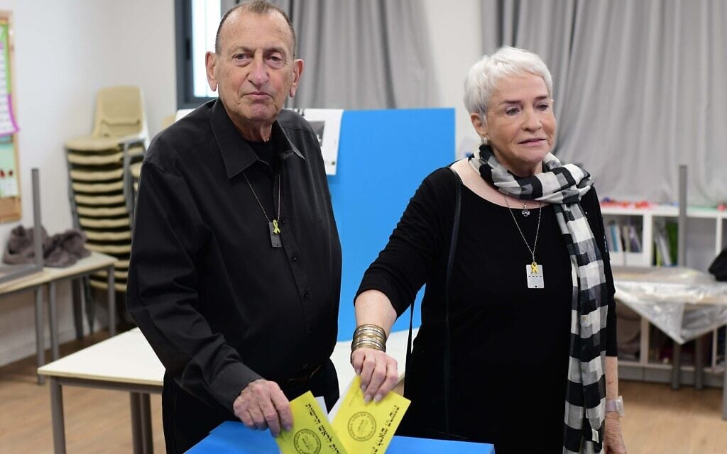 יעל ורון חולדאי מצביעים בקלפי בתל אביב בבחירות לרשויות המקומיות, 27 בפברואר 2024 (צילום: תומר נויברג/פלאש90)