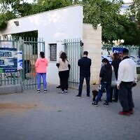 תושבים בתל אביב ממתינים לתורם להצביע, 27 בפברואר 2024 (צילום: תומר נויברג/פלאש90)