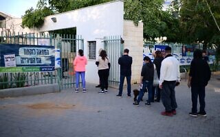 תושבים בתל אביב ממתינים לתורם להצביע, 27 בפברואר 2024 (צילום: תומר נויברג/פלאש90) תושבים בתל אביב ממתינים לתורם להצביע, 27 בפברואר 2024 (צילום: תומר נויברג/פלאש90)