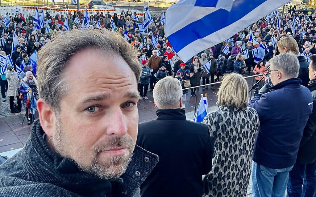 יאני סלוקנגס בעצרת תמיכה בישראל בהלסינקי, פינלנד, אוקטובר 2023 (צילום: באדיבות המצולם)
