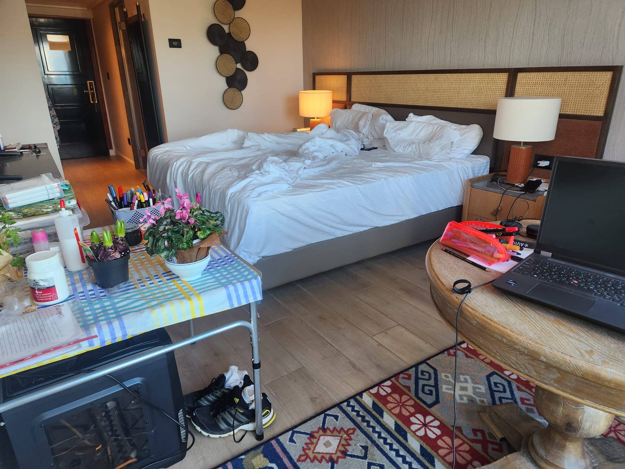 החדר במלון יערות הכרמל שבו חיים איריס משה ובעלה תמיר, ינואר 2024 (צילום: איריס משה)