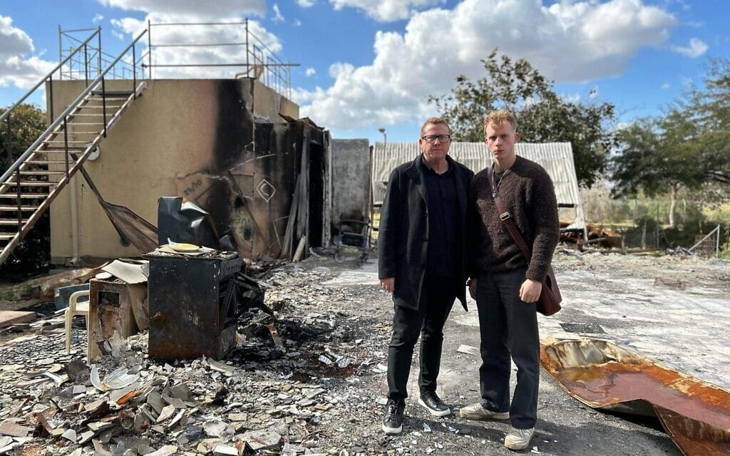 משמאל: דאג יוליוסן ובנו פיליפ מבקרים בכפר עזה, ינואר 2024 (צילום: באדיבות הקרן לידידות נורווגיה)