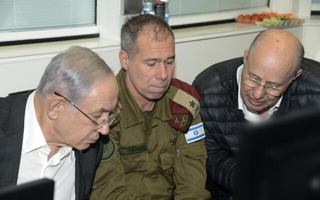 ראש הממשלה בנימין נתניהו לצד מזכירו הצבאי אבי גיל וראש המל ראש הממשלה בנימין נתניהו לצד מזכירו הצבאי אבי גיל וראש המל