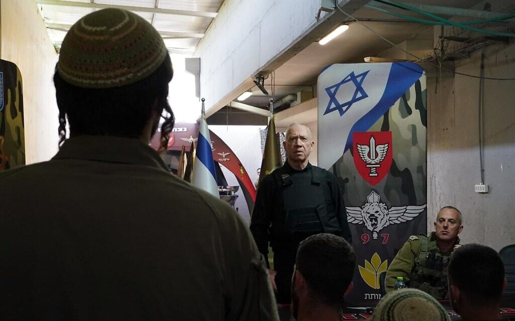 שר הביטחון יואב גלנט בשיח עם לוחמי יחידת נצח יהודה החרדית, 29 בפברואר 2024 (צילום: אריאל חרמוני, משרד הביטחון)