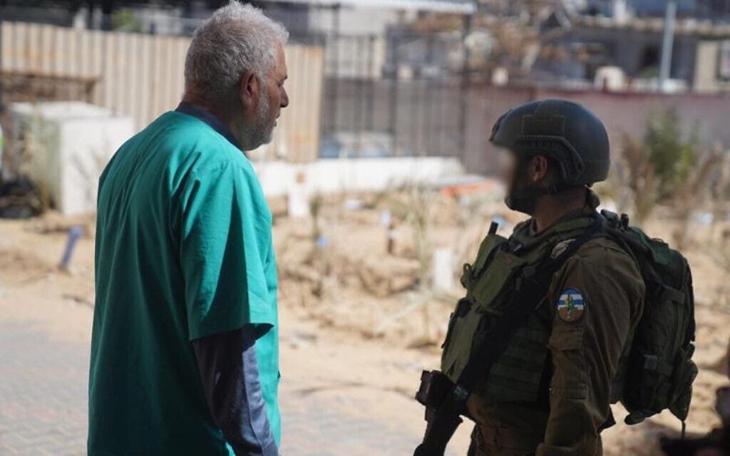 חיילת עם איש צוות בבית החולים נאצר בחאן יונס. 16 בפברואר 2024 (צילום: דובר צה״ל)