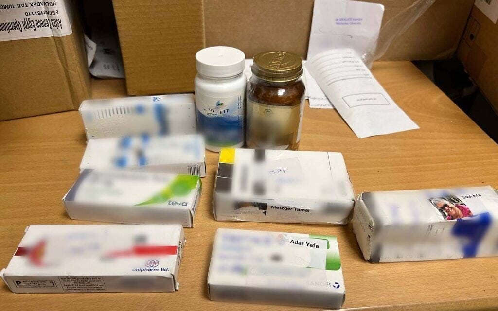 תרופות לחטופים שנמצאו בבית החולים נאצר בחאן יונס, פברואר 2024 (צילום: דובר צה"ל)