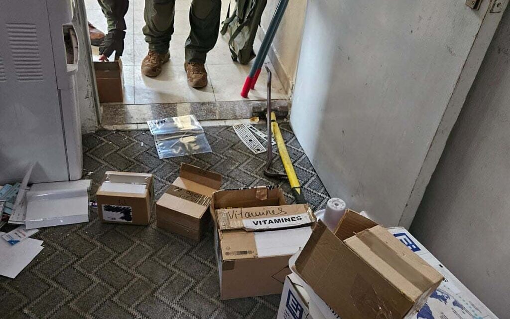 ארגזי תרופות לחטופים שנמצאו בבית החולים נאצר בחאן יונס, פברואר 2024 (צילום: דובר צה"ל)