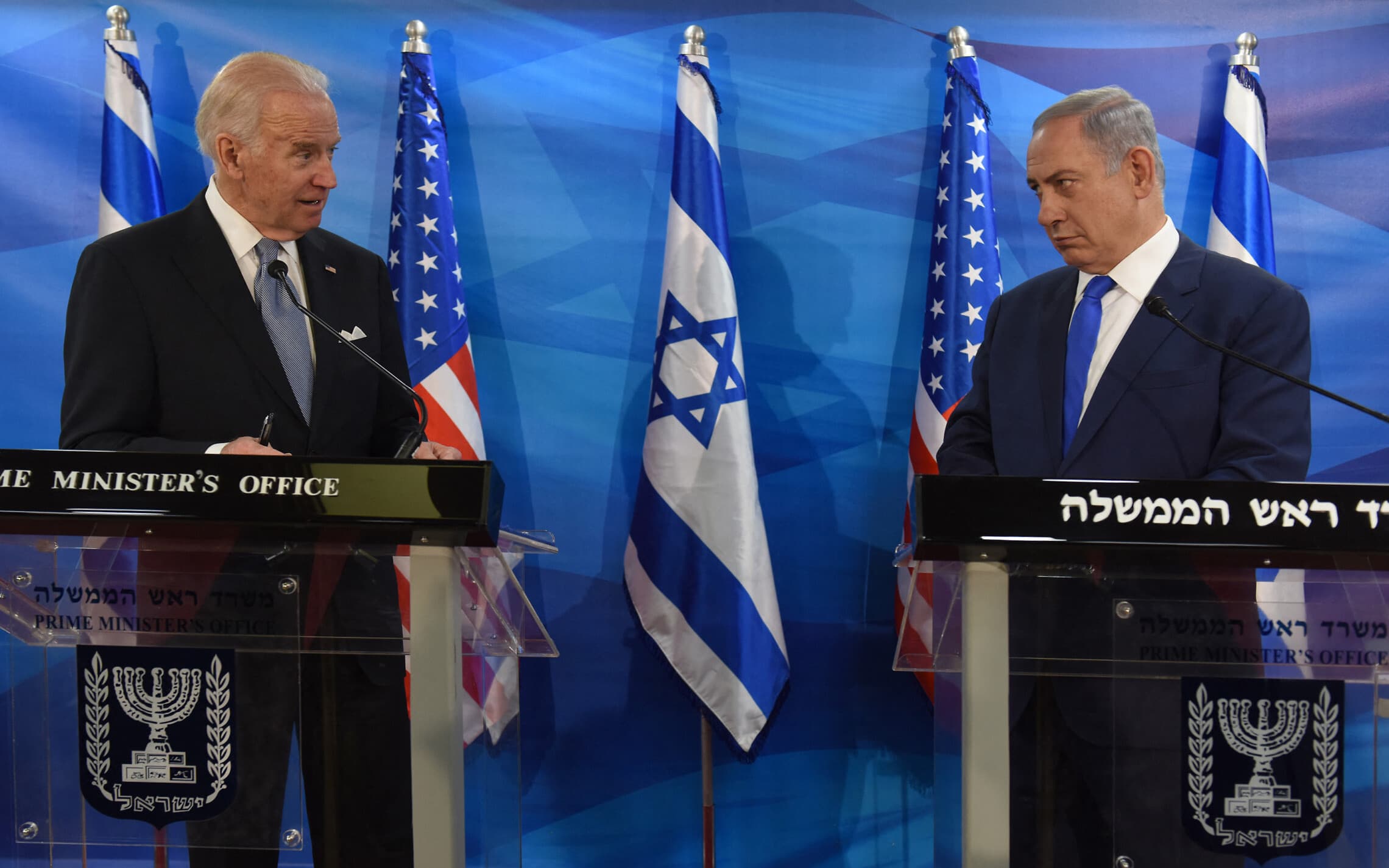 ראש הממשלה בנימין נתניהו ואז סגן נשיא ארצות הברית ג&#039;ו ביידן במסיבת עיתונאים בירושלים, 9 במרץ 2016 (צילום: DEBBIE HILL POOL / AFP)