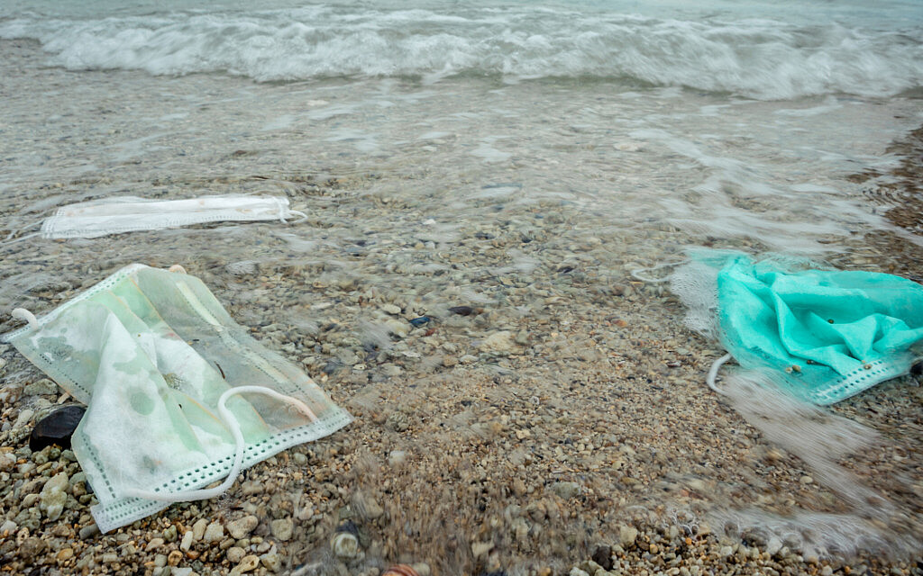 מסכות קורונה מושלכות על חוף הים, אילוסטרציה (צילום: iStock)