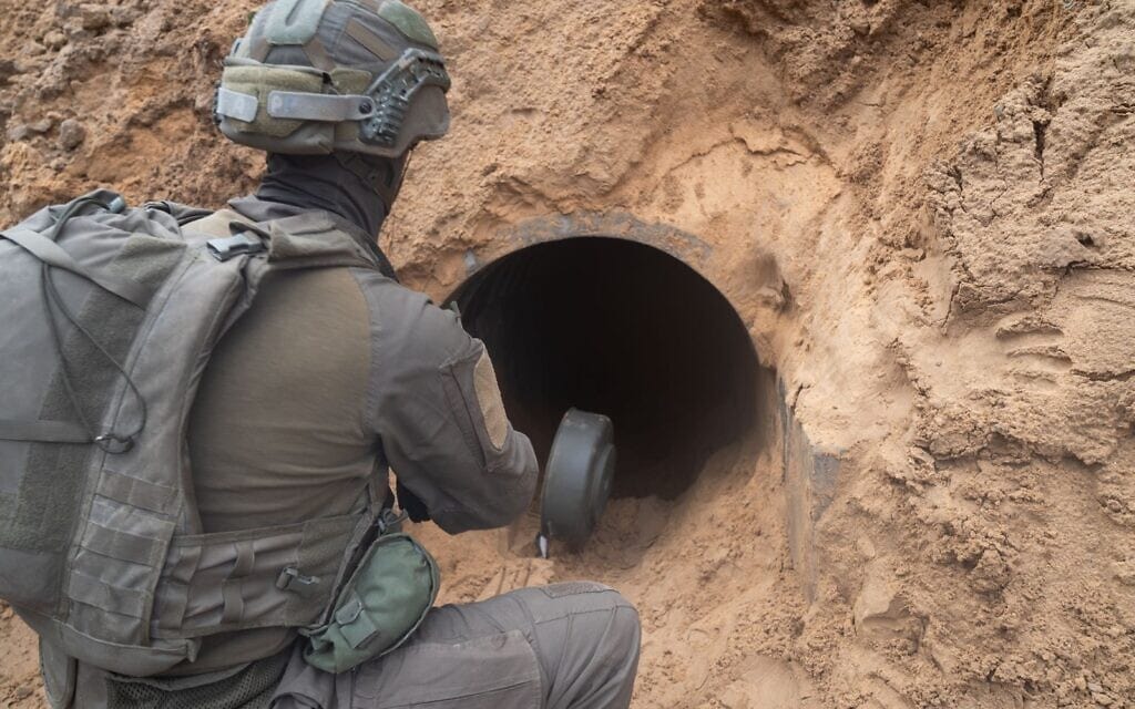 פעילות לוחמי יחידת יהל"ם במנהרה בחאן יונס בדרום עזה בפברואר 2024 (צילום: דובר צה״ל )