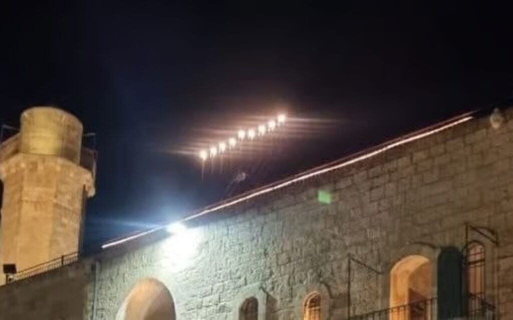 חנוכייה על גג המסגד בנבי סמואל