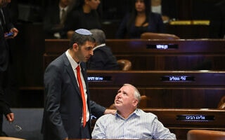דוד אמסלם ושלמה קרעי במליאת הכנסת, 20 בפברואר 2023 (צילום: נועם מושקוביץ/דוברות הכנסת) דוד אמסלם ושלמה קרעי במליאת הכנסת, 20 בפברואר 2023 (צילום: נועם מושקוביץ/דוברות הכנסת)