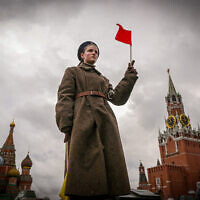 אישה רוסיה במדי מלחמת העולם השנייה בכיכר האדומה במוסקבה ב-7 בנובמבר 2023 (צילום: Natalia KOLESNIKOVA / AFP)