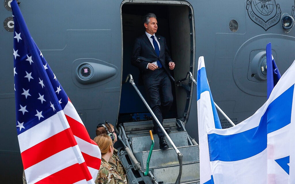 שר החוץ של ארה"ב, אנטוני בלינקן, יורד מהמטוס בישראל. 22 במרץ, 2024 (צילום: Evelyn Hockstein/Pool Photo via AP)