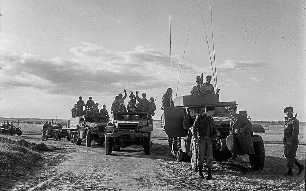 חיילי צה&quot;ל יוצאים מרפיח ב-1957 (צילום: נדב מן, ביתמונה. מאוסף אדגר הירשביין, הספרייה הלאומית)