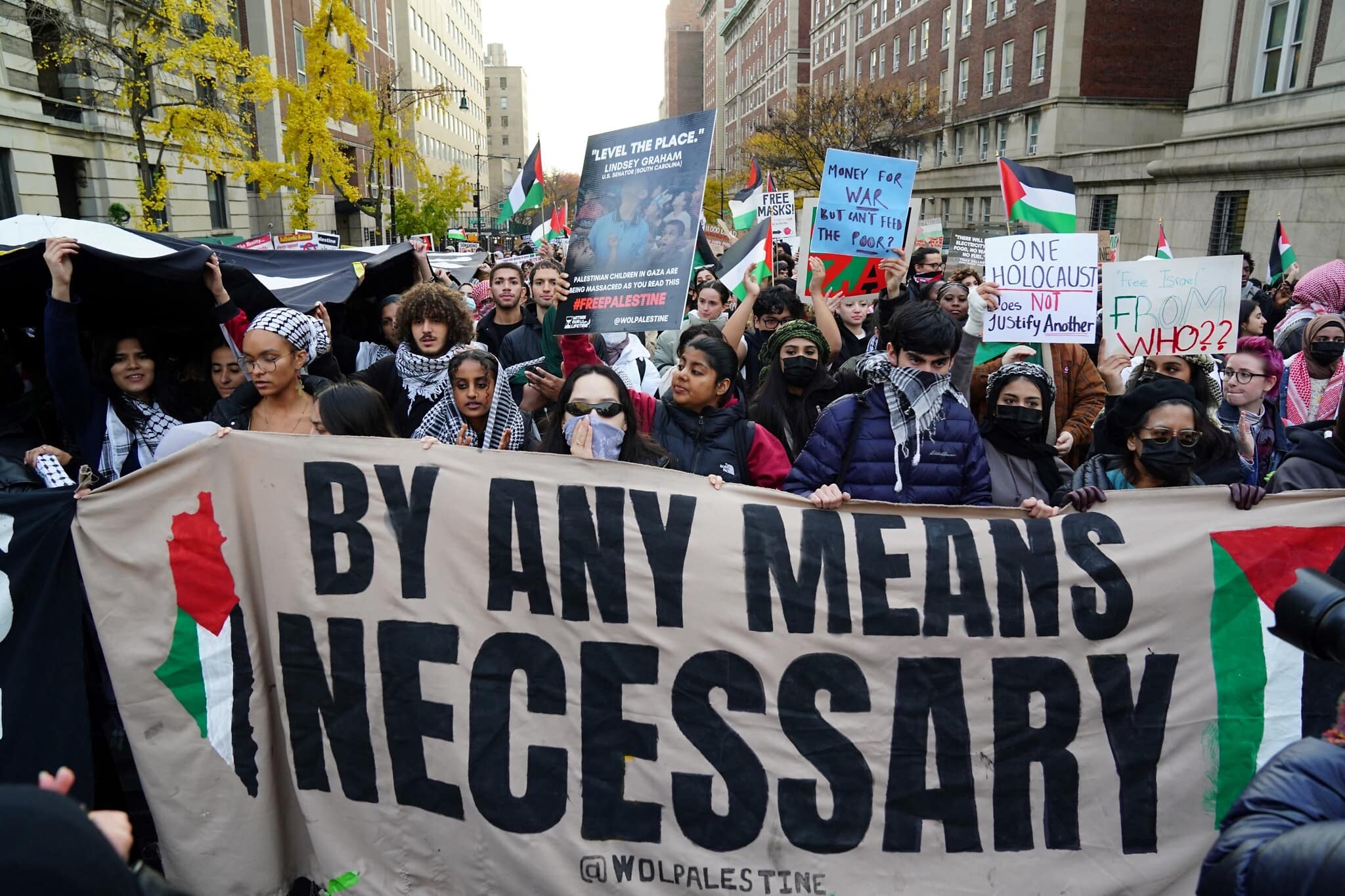 מפגינים פרו-פלסטיניים ואנטי-ישראליים מפגינים ליד אוניברסיטת קולומביה בניו יורק, 15 בנובמבר 2023 (צילום: Bryan R. Smith / AFP)