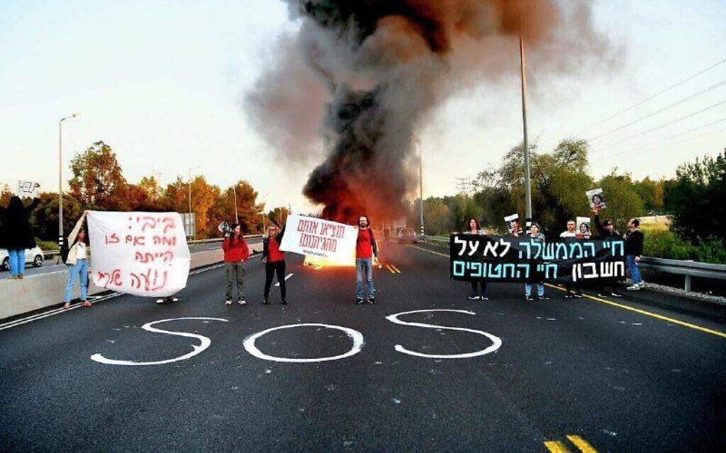 בני משפחות חטופים חסמו לתנועה את כביש 1 לכיוון ירושלים , 8 במרץ 2024 (צילום: מטה המשפחות)