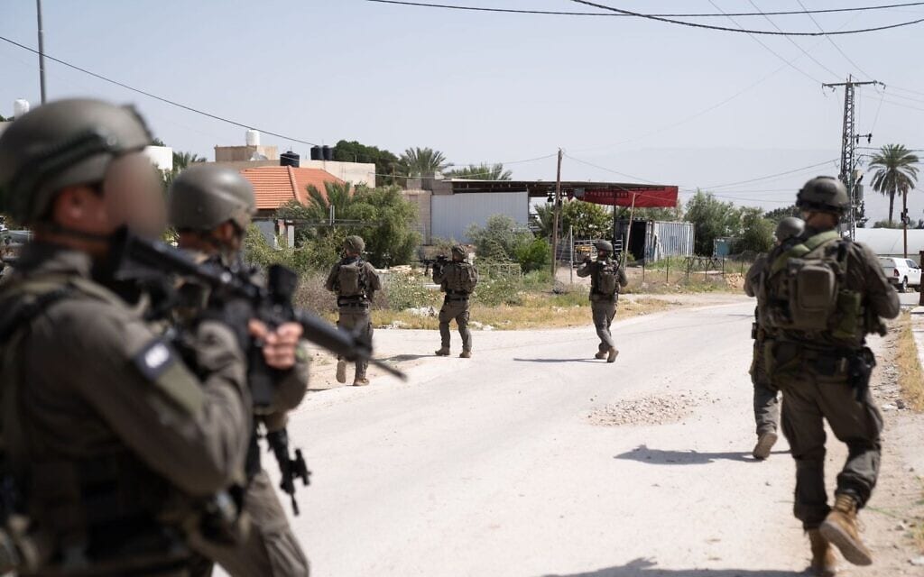 חיילים סורקים אחר המחבל שביצע את פיגוע הירי בבקעה ב-28 במרץ 2024 (צילום: דובר צה״ל )