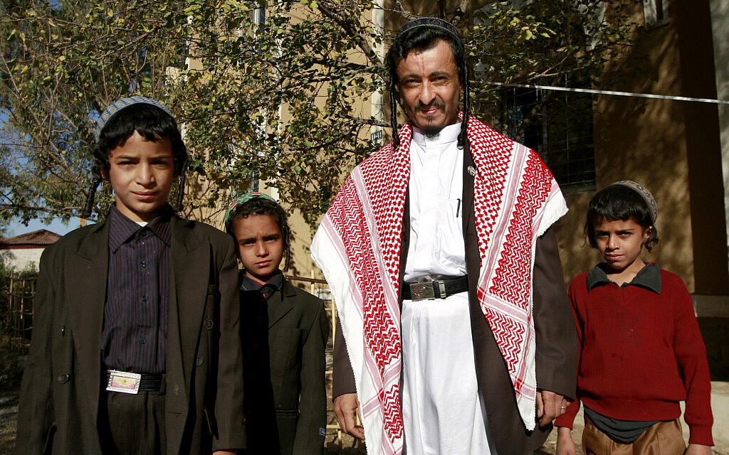 הרב יחיא יוסף מוסא עם בני משפחתו מחוץ לביתם בצנעא, תימן, ב-18 בינואר 2010. למצולמים אין קשר לנכתב בכתבה (צילום: AHMAD GHARABLI / AFP)